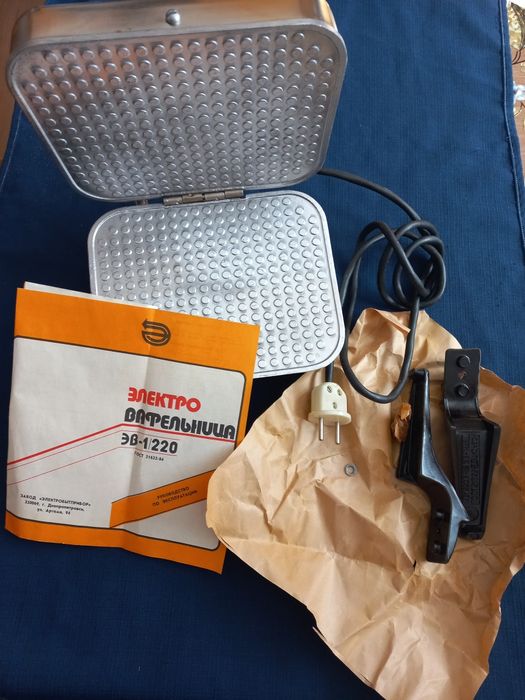 Вафельниця Ласунка ЕВ-1/220