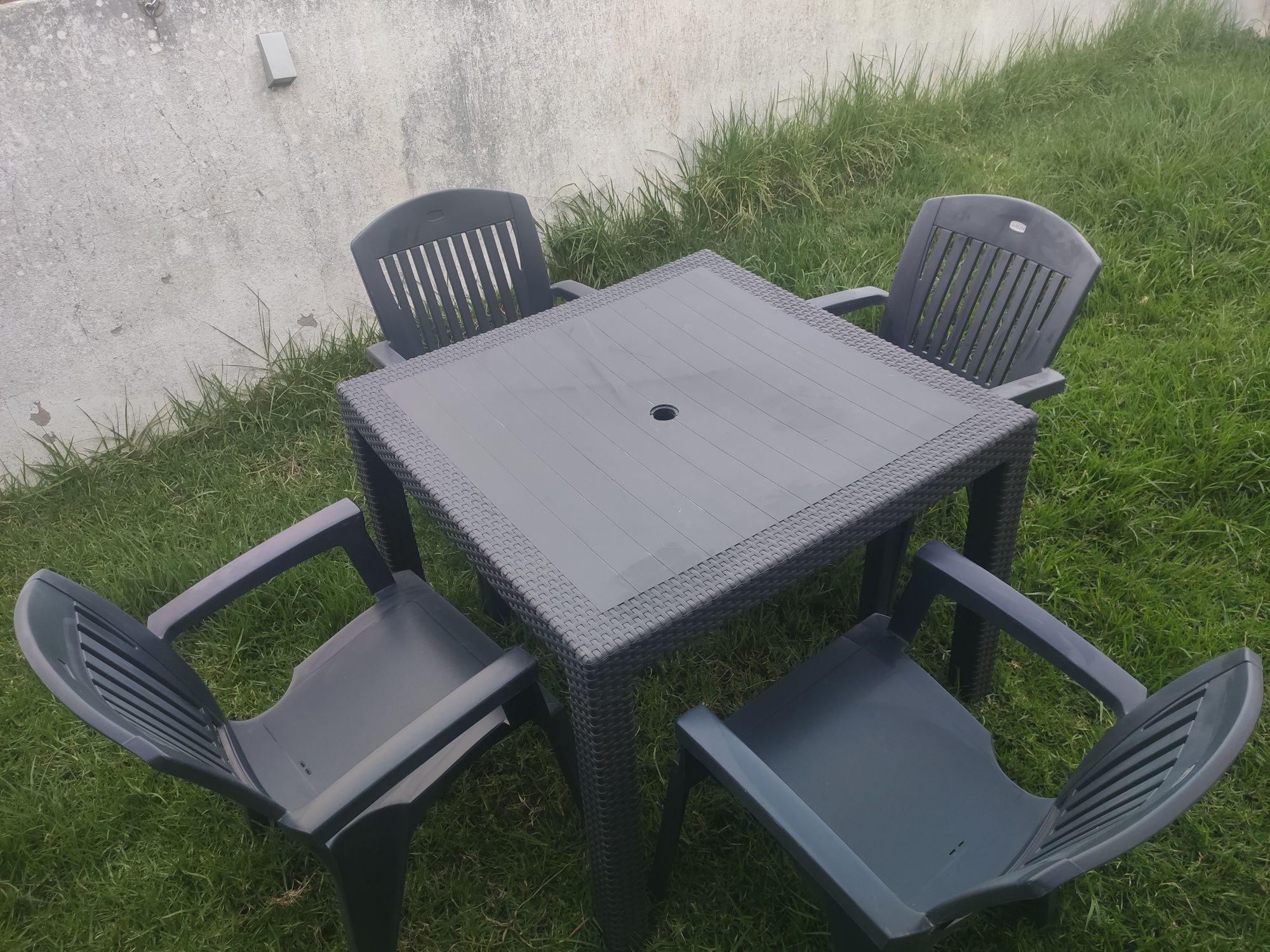 Mesa de jardim Leroy Merlin + 4 cadeiras Jardin