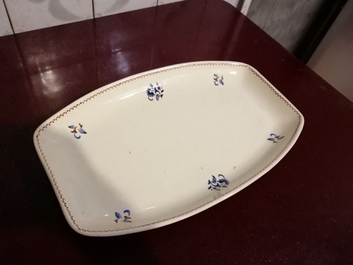 Продам фарфоровые блюда и тарелки.