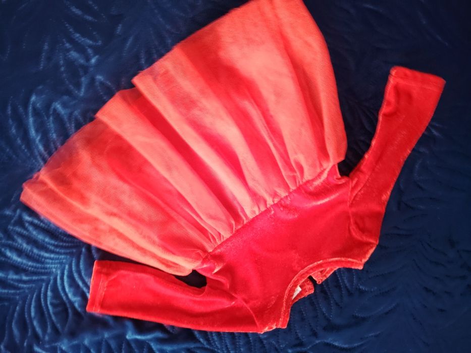 Czerwona welurowa sukienka z tiulem tiul 62