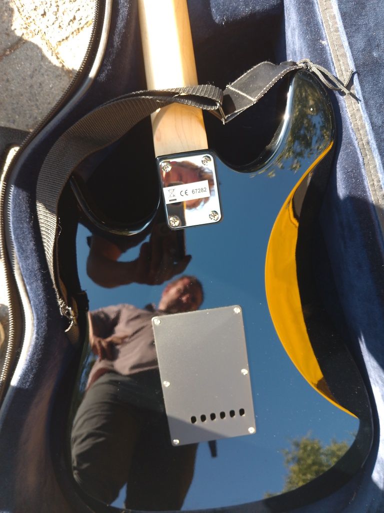 Sprzedam widoczną na zdjęcia gitarę elektryczną