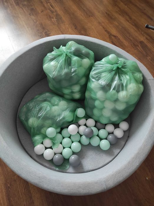 Suchy basen z piłeczkami