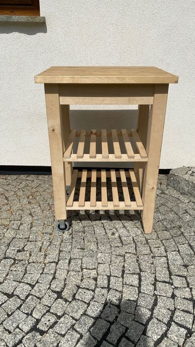 Jeżdżący mini barek-stolik idealny na taras lub do ogrodu