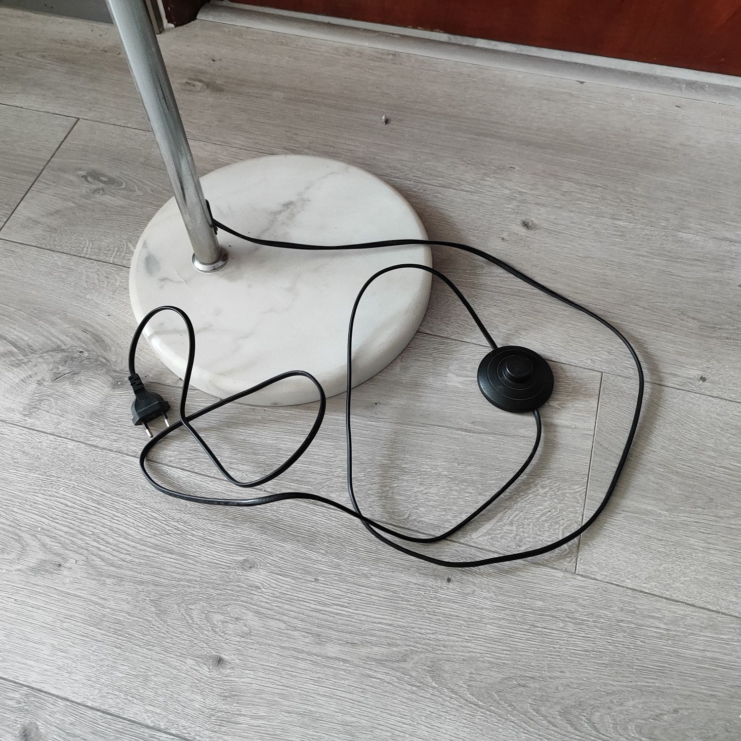 Lampa stojąca podłogowa