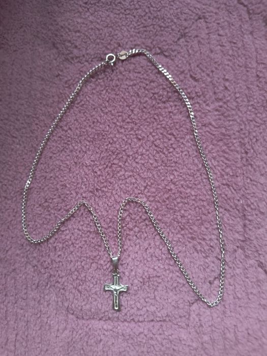 Srebrny łancuszek z pięknym krzyżykiem