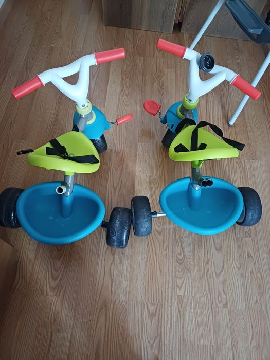 Vendo este dois  Triciclo 15€ cada, entrego na zona arroios.