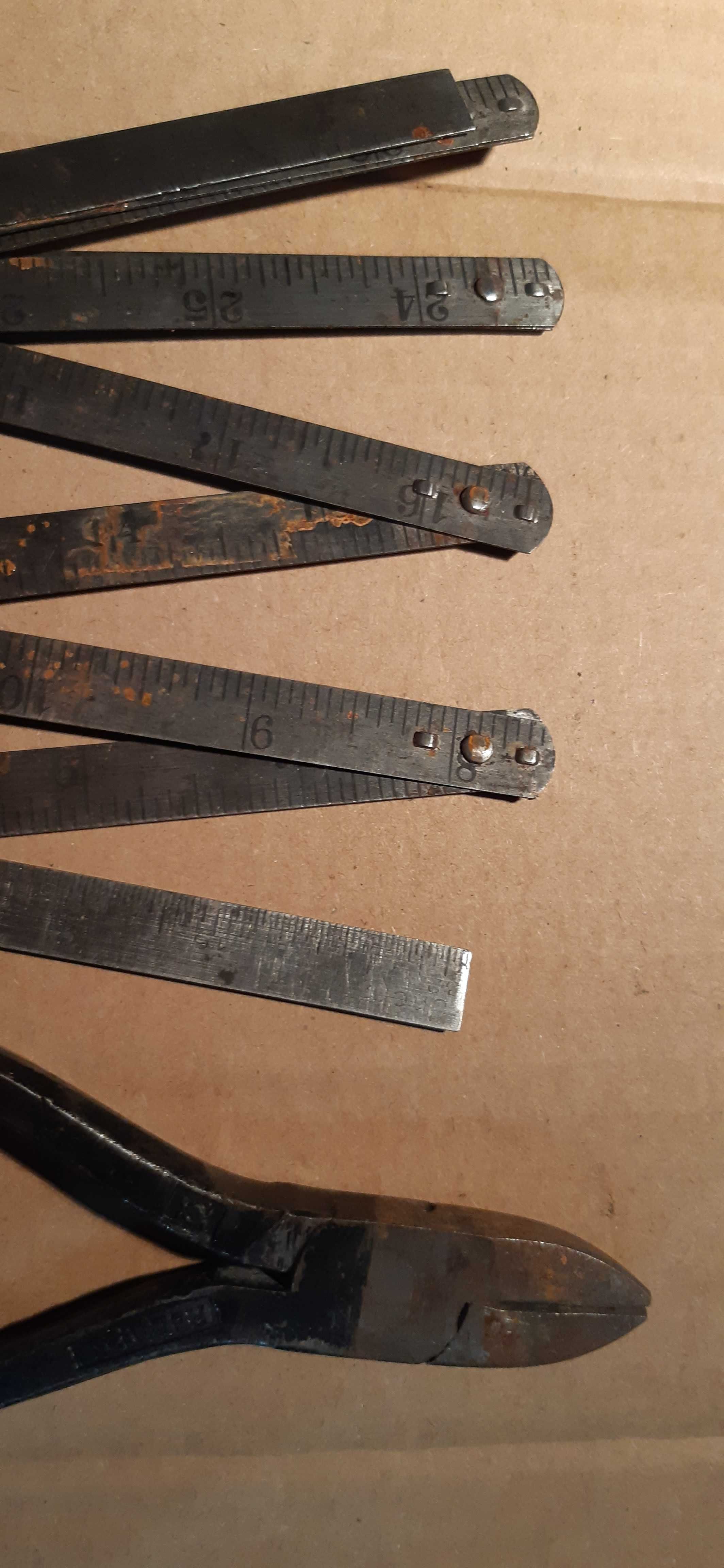 stare narzędzia, metalowy metr i kleszcze