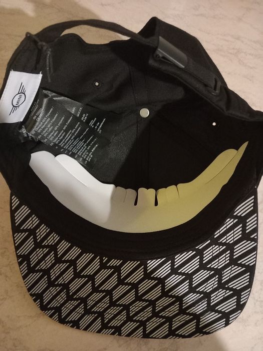 Czarna czapka z daszkiem mini