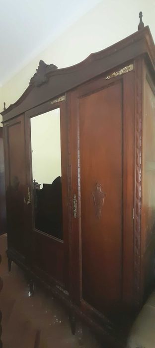 Roupeiro,  cómoda e duas mesas cabeceira
