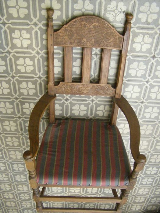 Fotel barokowy datowany
