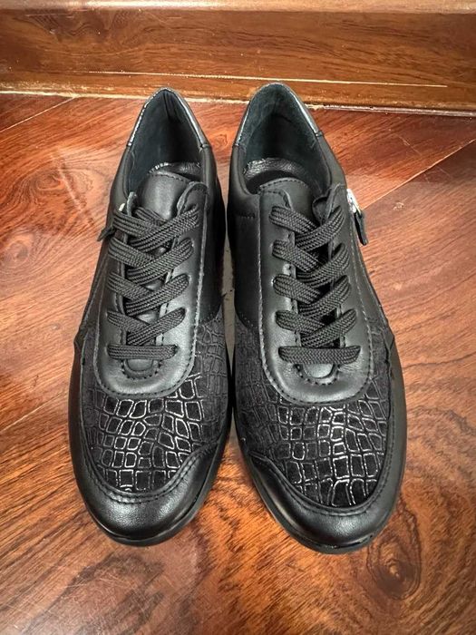 Ténis  com atacadores em pele natural combinada, com sola anatómica