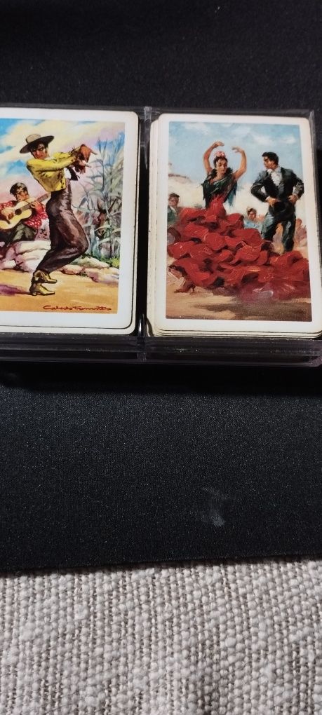 Dwie talie kart do gry  w pokera z wizerunkami obrazów flamenco.