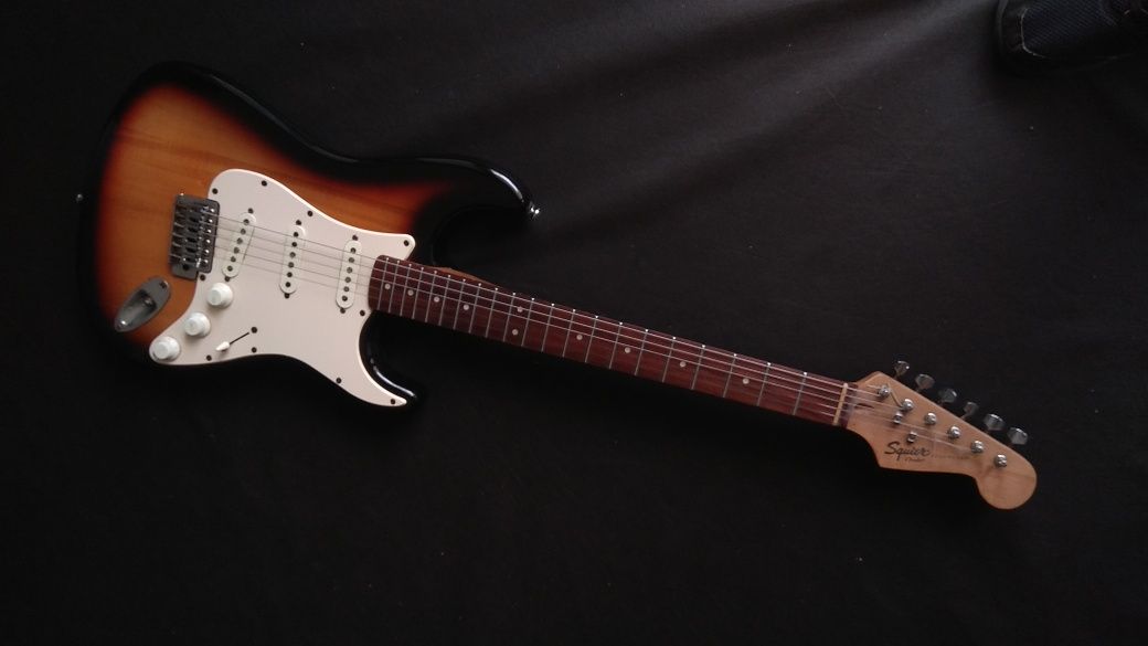 Guitarra FENDER® Stratocaster