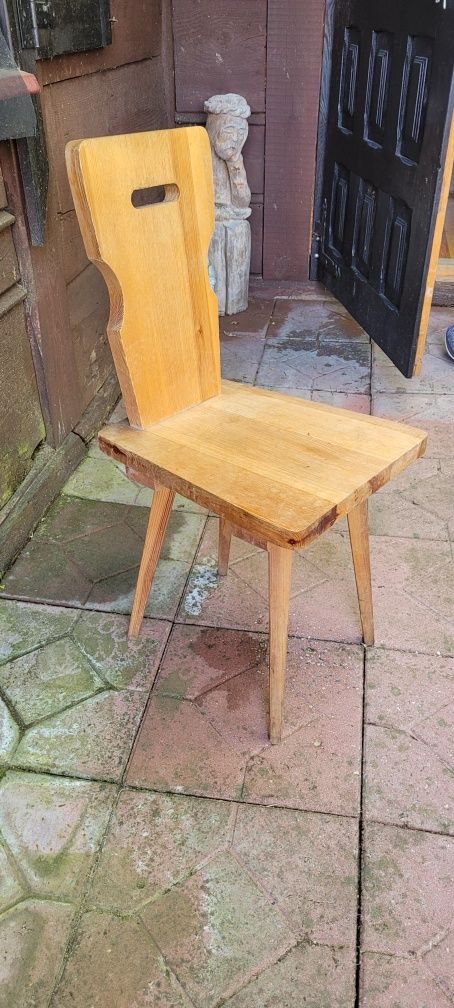 Komplet mebli drewnianych, stół i cztery krzesła