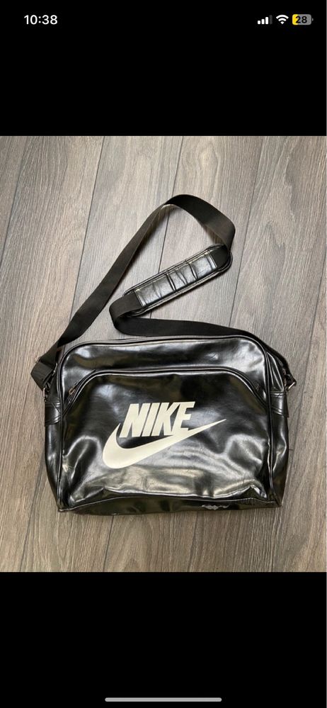 Czarna skórzana torba na ramię A4 Nike
