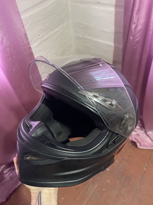 Мотошолом чорний матовий (в комплекті 2 візори)