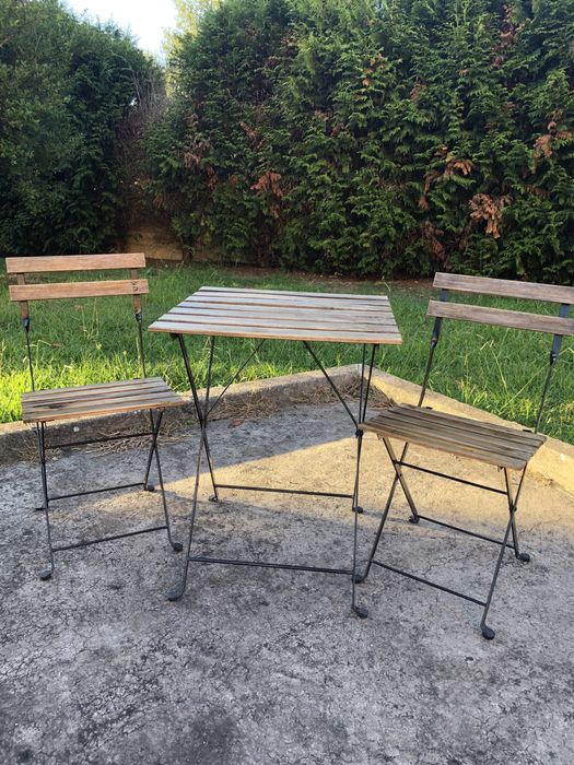 Cadeiras e mesa de esplanada