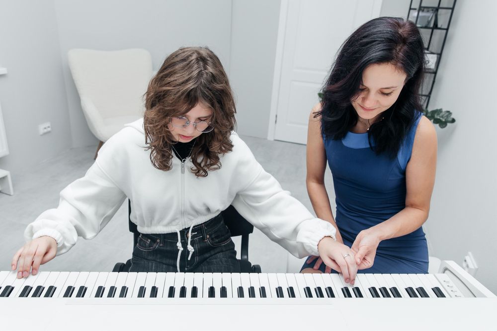 Заняття на фортепіано, гітарі, барабанах та вокалу. Музична школа