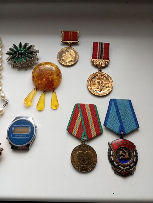 Продам значки брошки