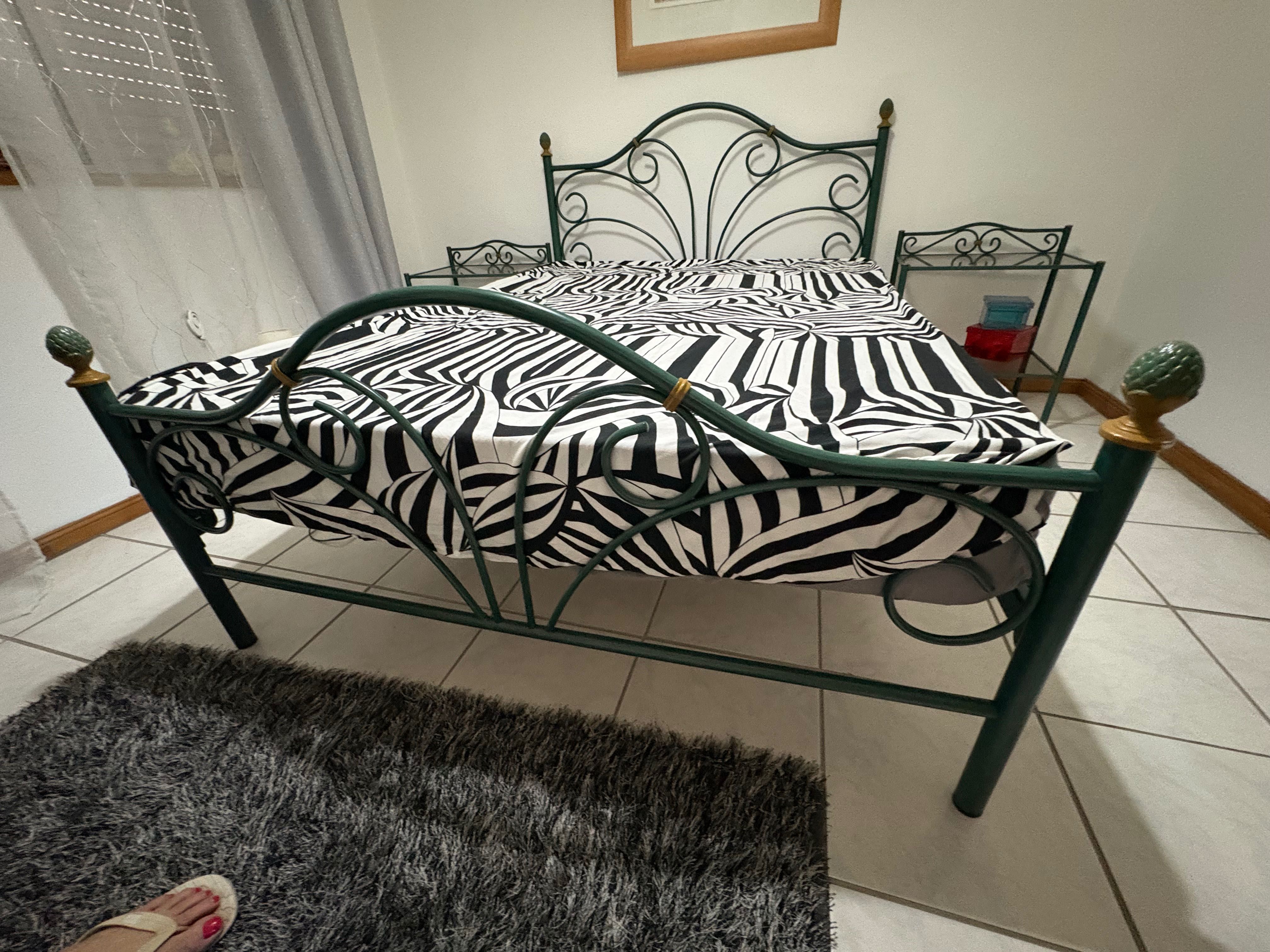 Cama com duas mesas de cabeceira