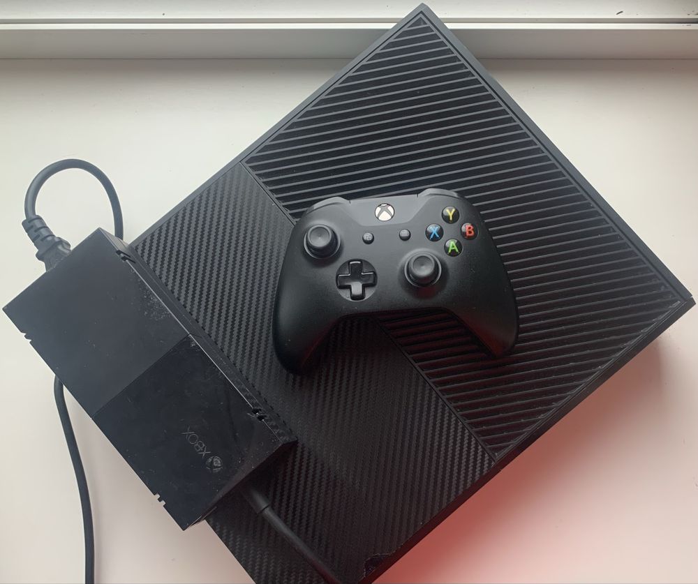 Xbox One 500 GB / геймпад
