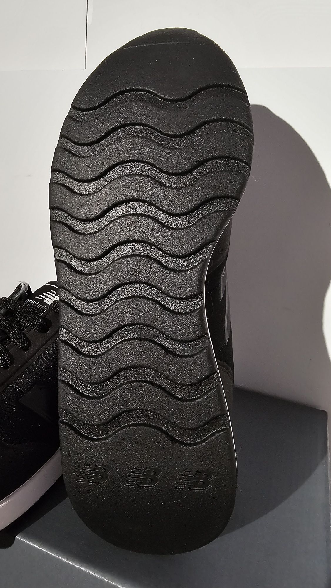 Buty sportowe New Balance modny kolor czarny Rozmiarze 41.5