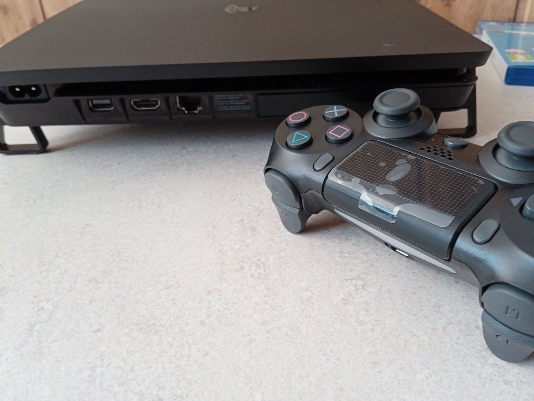 PS4 Slim 500GB + PAD + FIFA 19+Kable