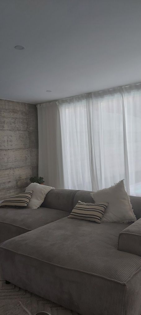 Sofá grande de canto em veludo canelado cinza