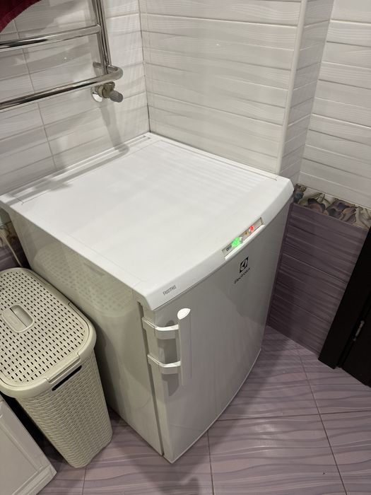 Морозильна камера Electrolux