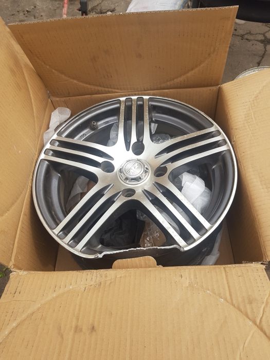 Диски r14 есть в наличии 4 шт один вдаренный