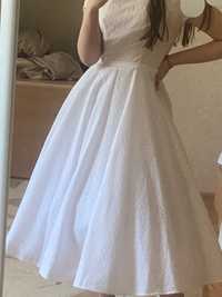 Пишна біла сукня