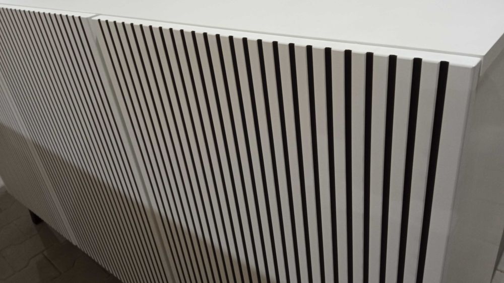 Komoda Ravenna F 150 cm 3D biała / czarne pasy - nowa
