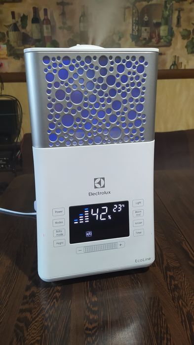Electrolux EHU-3715D — ультрасучасний багатофункціональний зволожувач