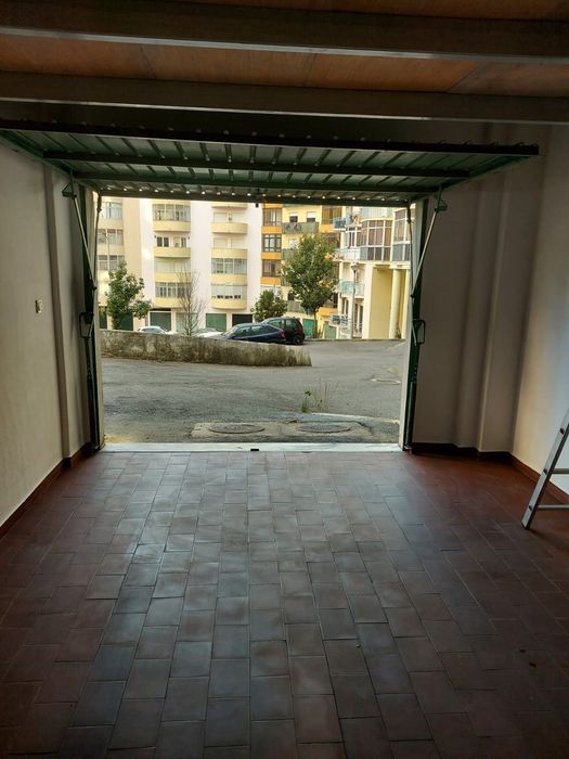 Garagem tapada das Mercês 16m2+8m2 bons acessos