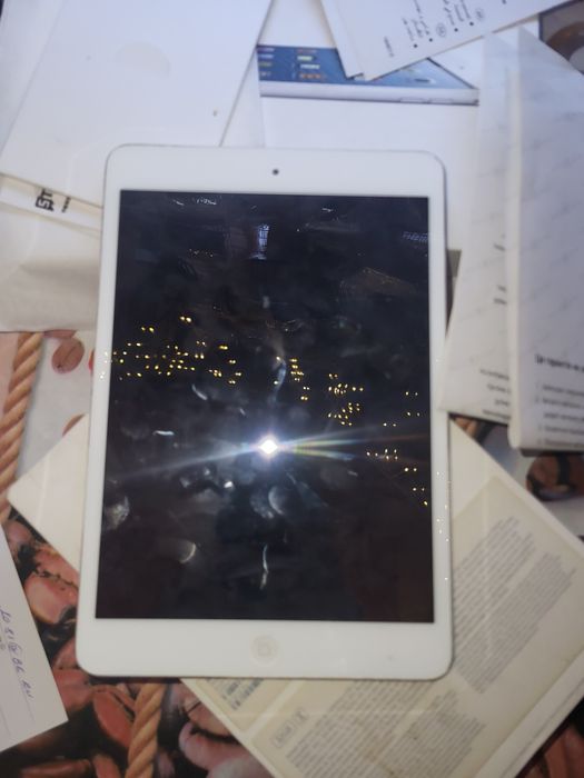 IPad mini з коробкою та документами