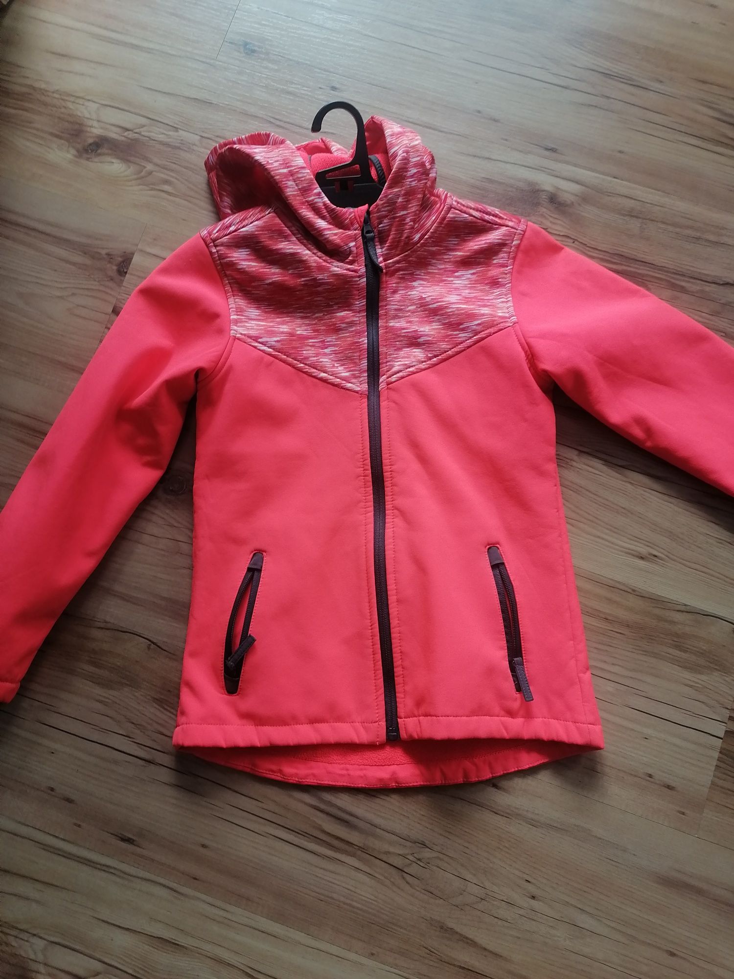 Kurtka softshell 128 wychodzi wieksza