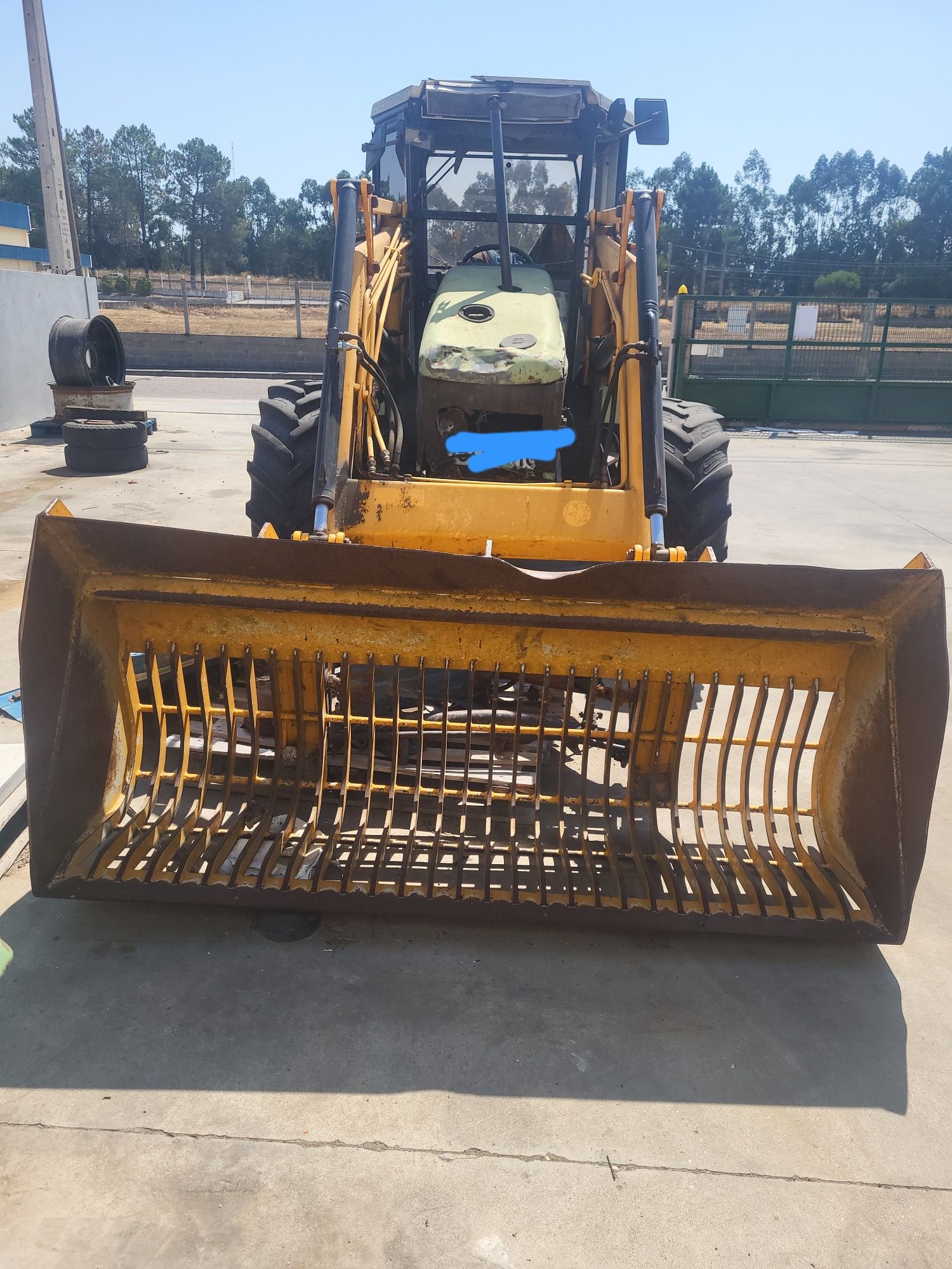 Trator com carregador