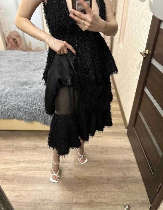 Вечернее нарядное шелковое миди платье с глубоким декольте lebel one