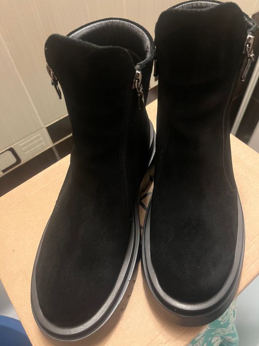 Нові замшеві зимові сапожки