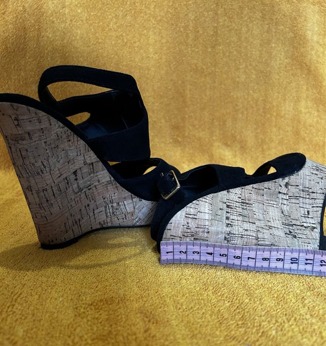 Sandálias pretas de cunha em cortiça. Como novas.