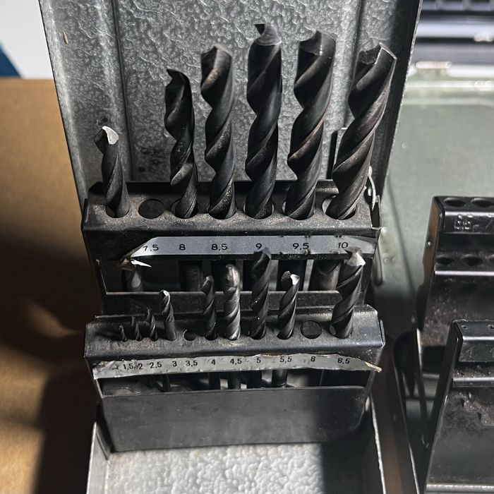 Pojemnik/skrzynka na wiertła PRL + zestaw wierteł