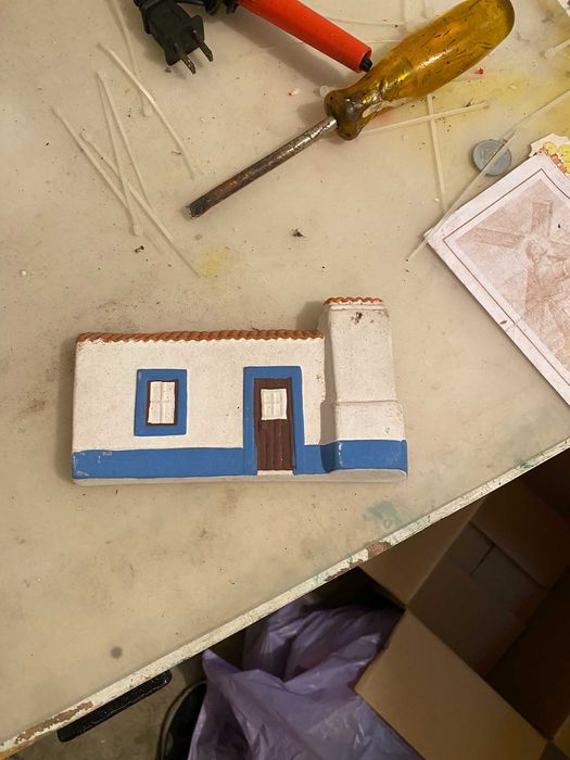 casinha azul e branca para ser resto pintado