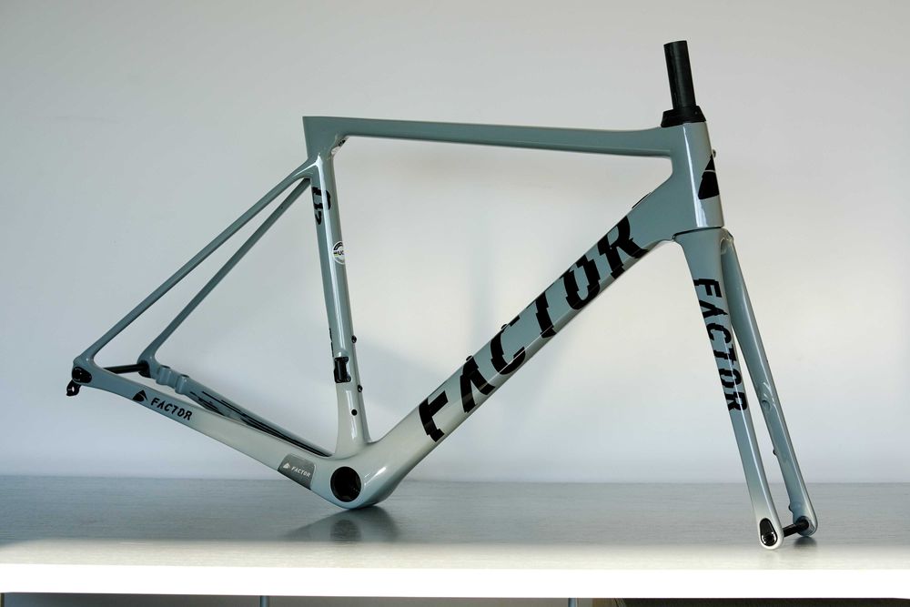 Rama FACTOR O2 Disc k. Shattered Grey r. 56 + Akcesoria