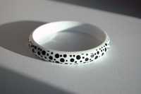 Bracelete branca e preta, pulseira polka dot