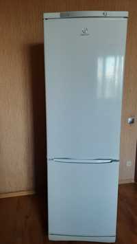 Продам холодильник б.у. Indesit