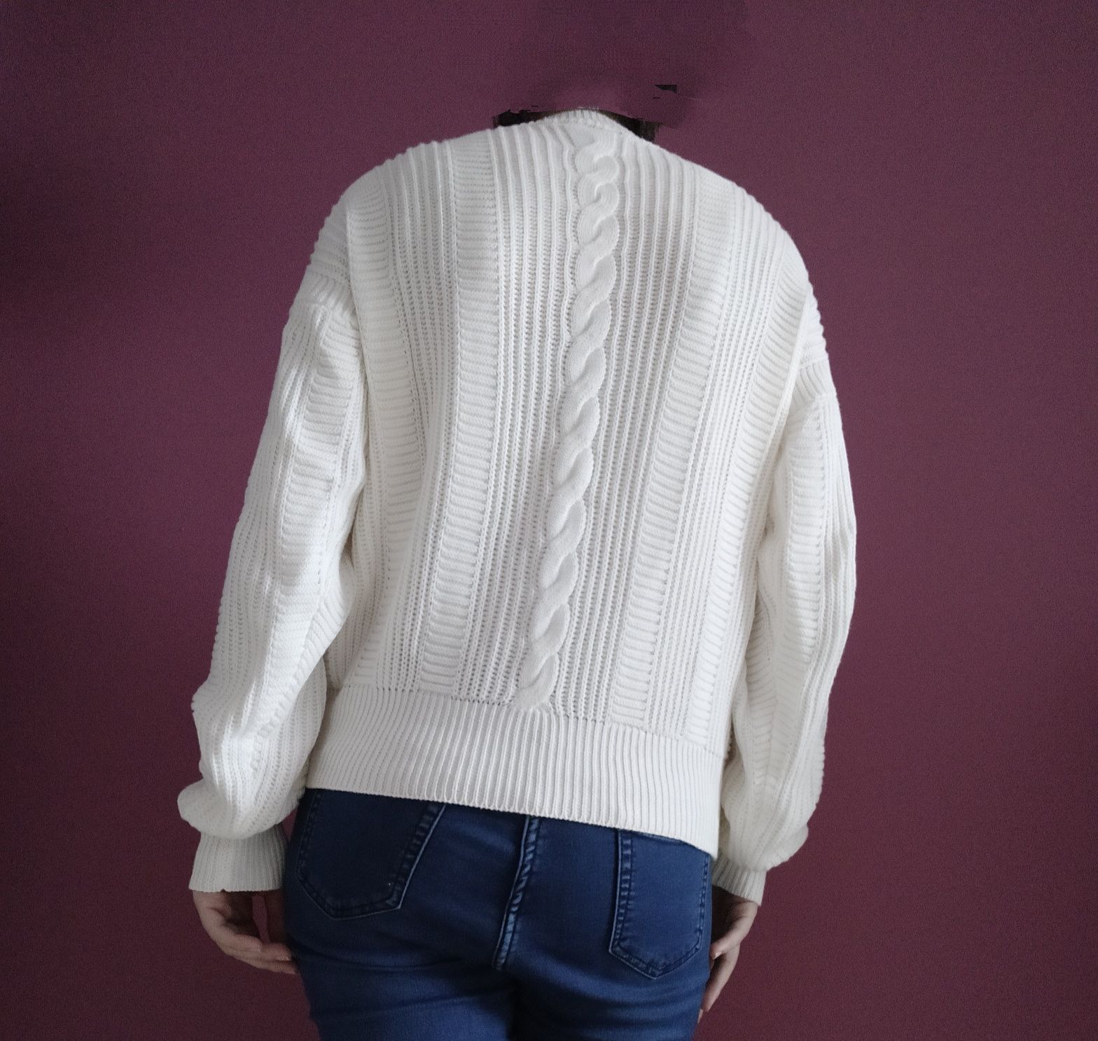 Sweter z metalowymi elementami