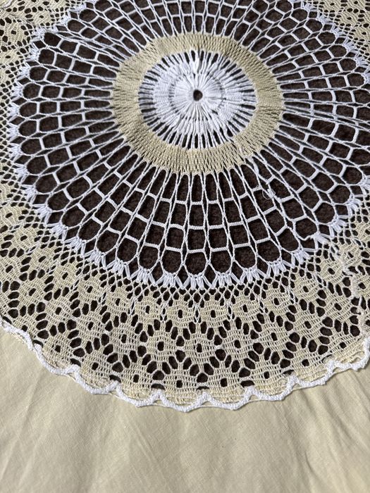 Obrus okrągły koronkowy do prywstnych kolekcji