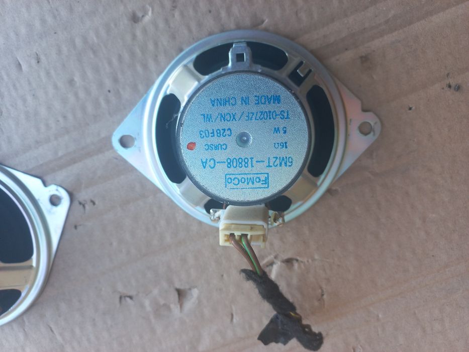 Głośniki ford gslaxy w bagażniku