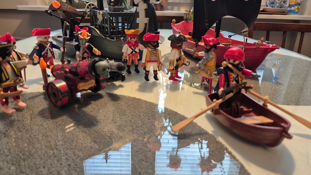 Zestaw figurek playmobil: Piracka odyseja - DWA STATKI i Piraci.
