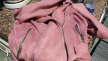 Casaco rosa meia estação, da Primark, marca 42 mas veste menos